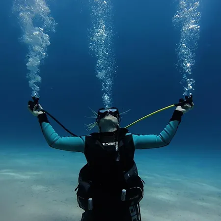 Neptune Dive Club Båthotell *